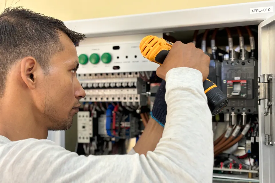 Eletricista a trabalhar num quadro elétrico