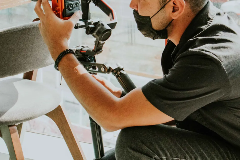 Fotógrafo a preparar uma sessão num interior