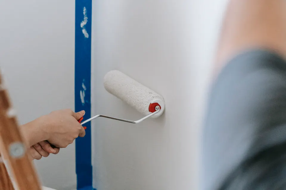 Profissional a pintar uma parede interior